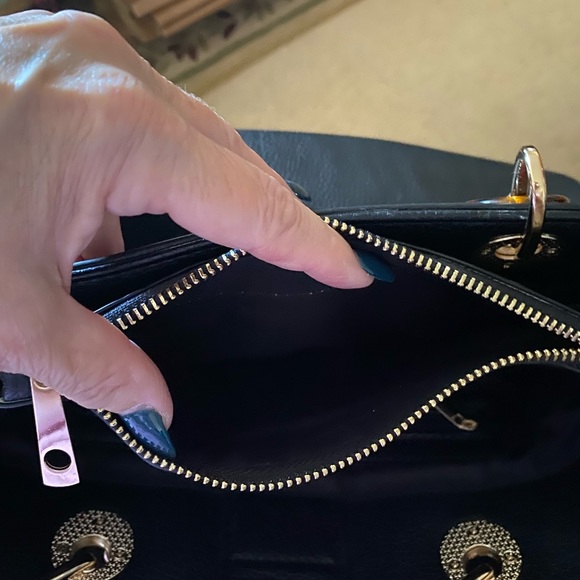 Michael Kors Black shoulder bag with handles. - Picture 8 of 9